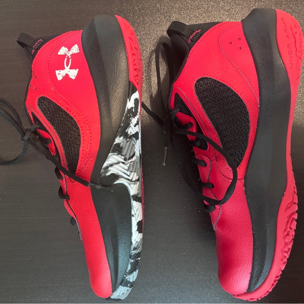 Red Unisex UA Lockdown 6 Basketball Shoes. Men’s size 7 women’s size 8.5